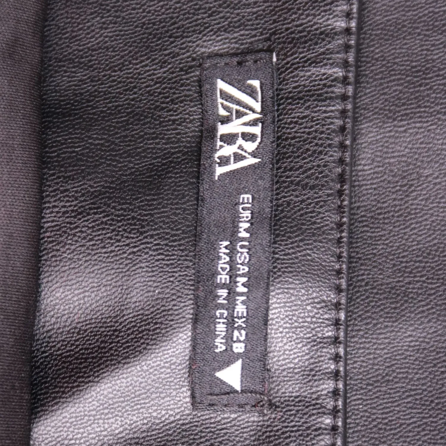 Чёрная юбка-шорты ZARA из экокожи с пряжками, размер 46 (M)